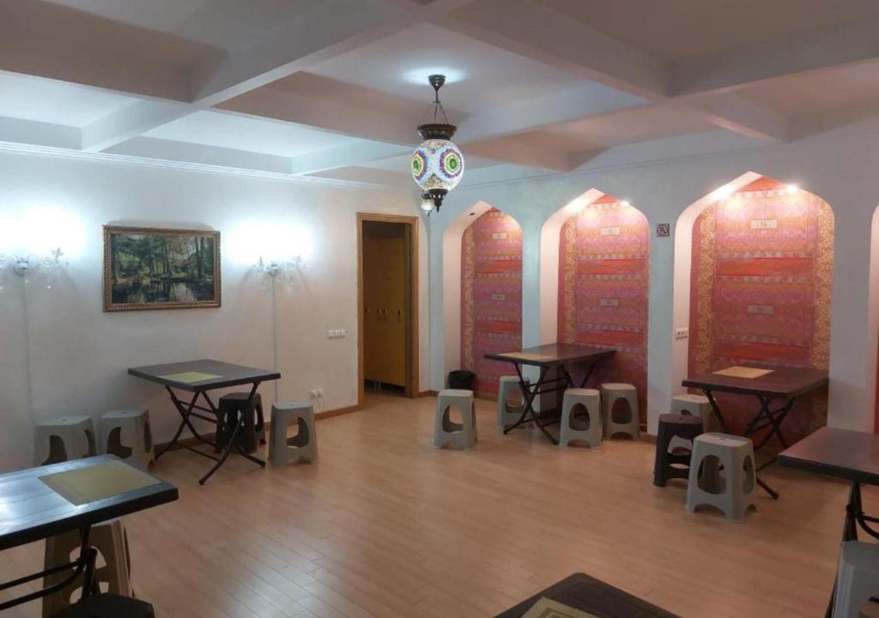 Room Hostel Dostyk Almaty Bagian luar foto